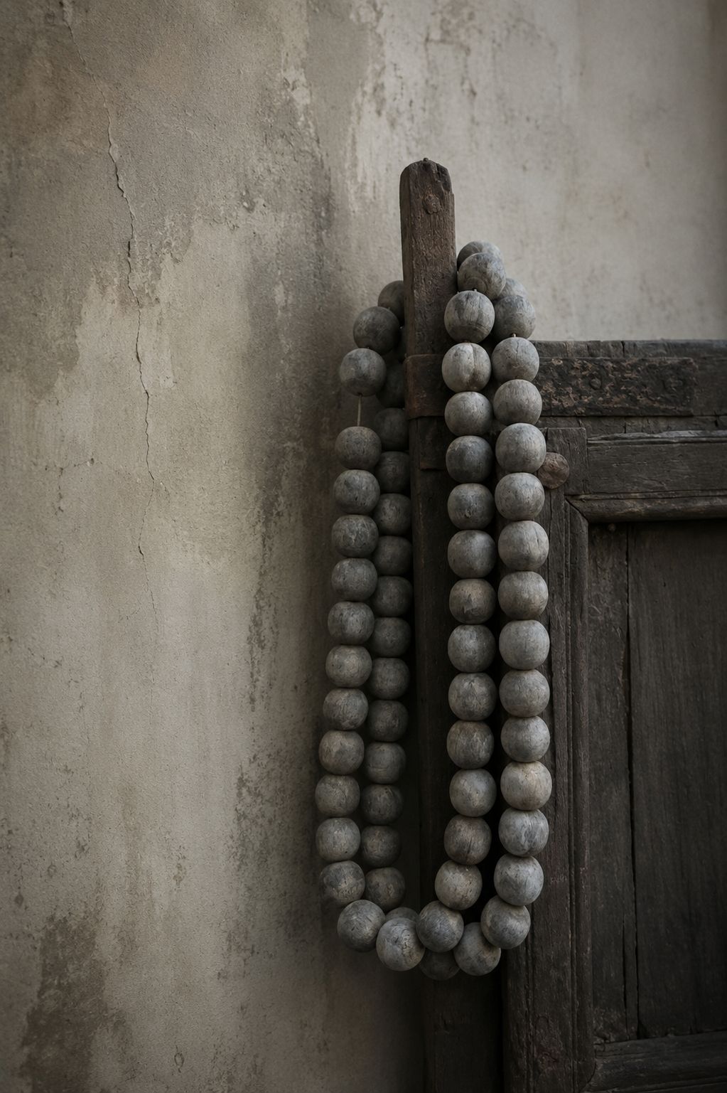 Collier de perles naturelles sur bois ancien